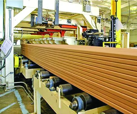 Tấm lam sóng ra khỏi khuôn ép đùn