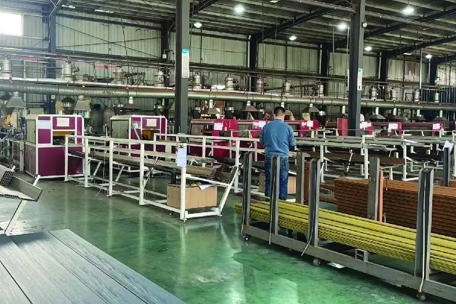 Công nhân vận hành dây chuyền tại nhà máy NTWOOD VINA